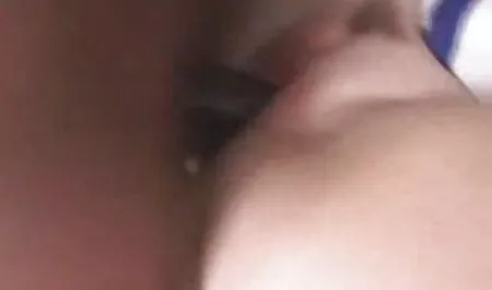 Une voir porno francais blonde aux cheveux courts brindille deux membres à la fois.